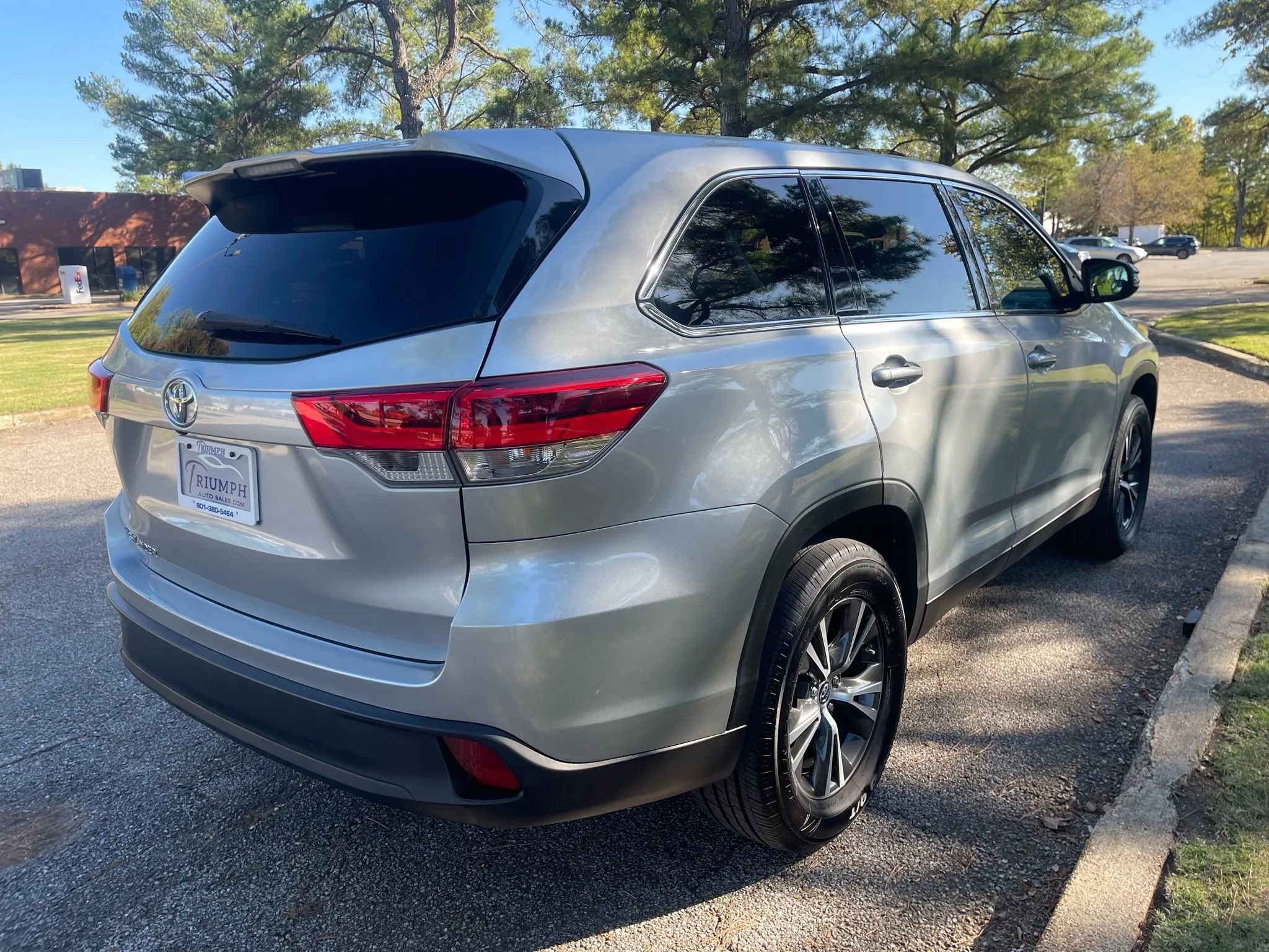 Used 2019 Toyota Highlander LE image 5