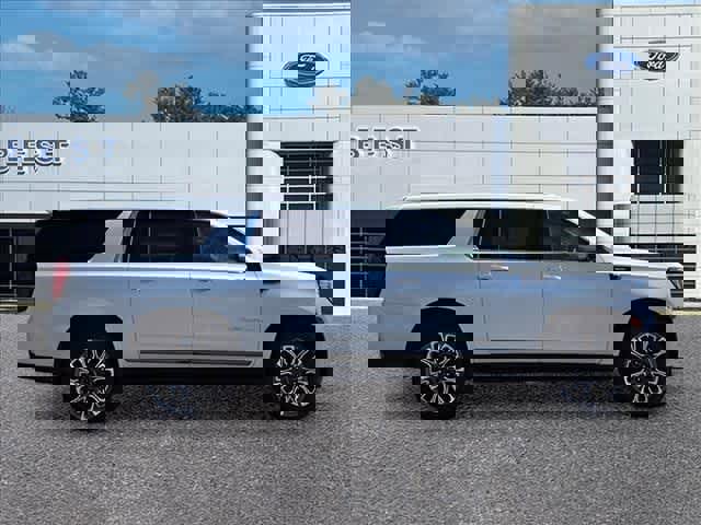 Used 2023 GMC Yukon XL Denali Ultimate AWD/4WD image 9