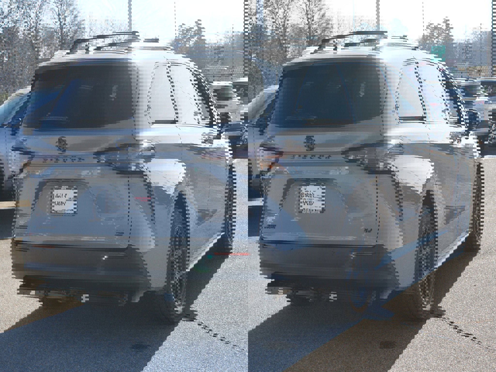 Used 2025 Toyota Sienna XLE Woodland Edition image 21