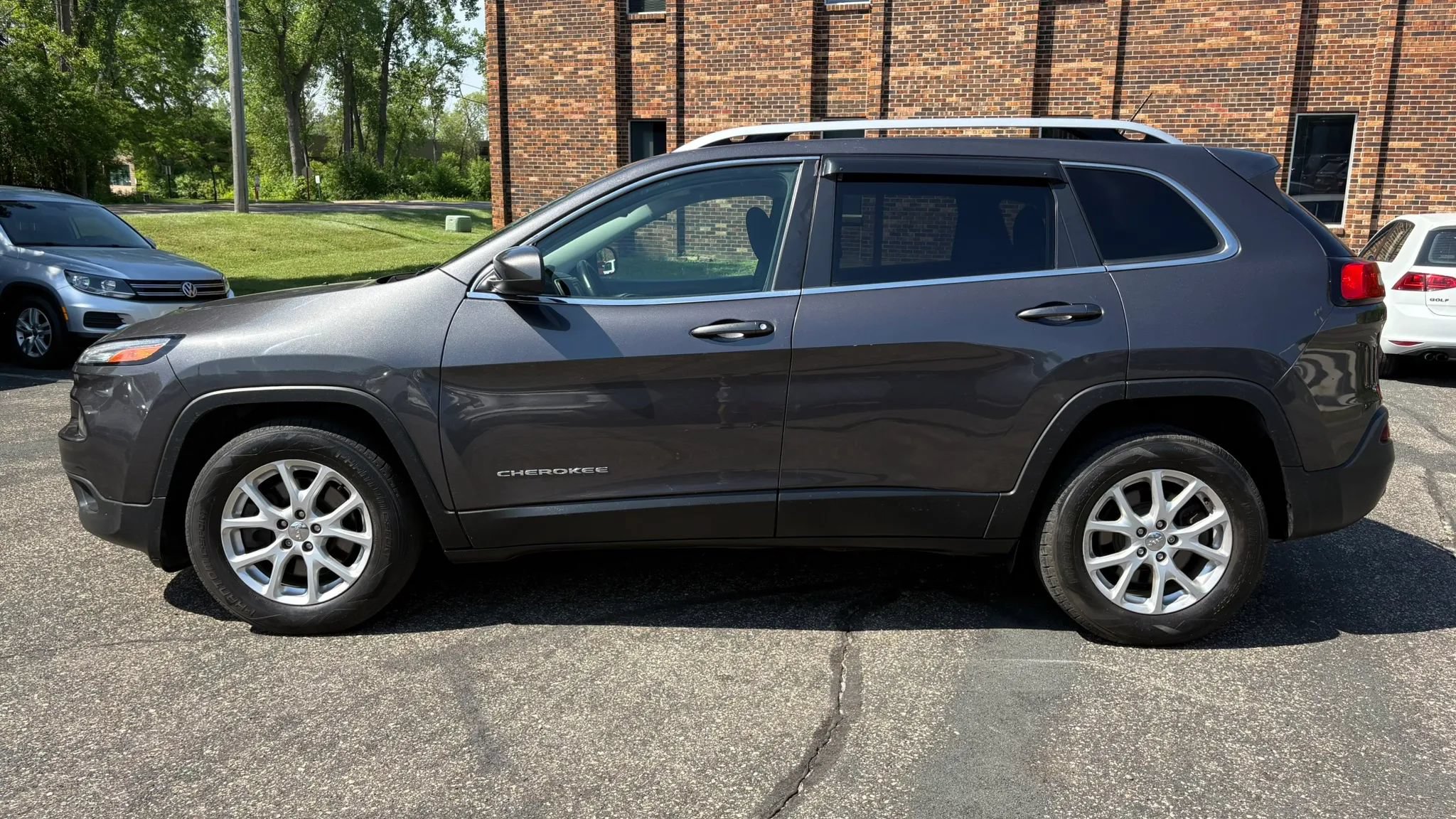 Used 2017 Jeep Cherokee Latitude w/ Cold Weather Group AWD/4WD image 5
