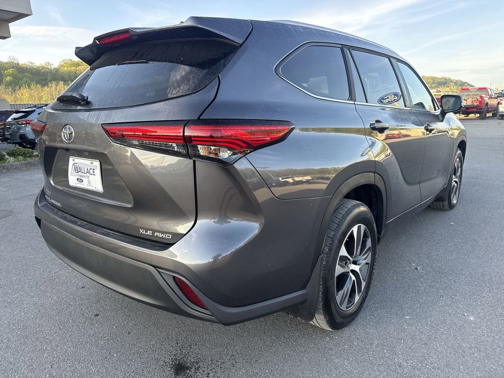 Used 2023 Toyota Highlander XLE AWD/4WD image 4