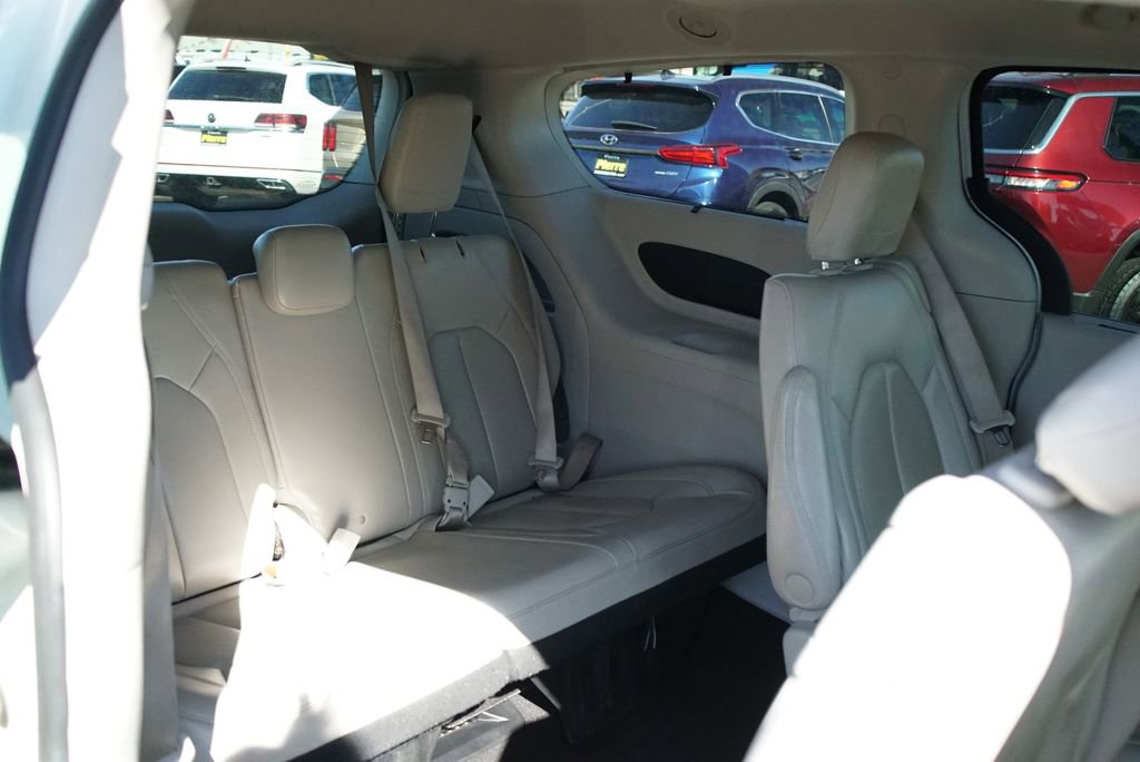 Used 2021 Chrysler Pacifica Touring-L FWD image 20