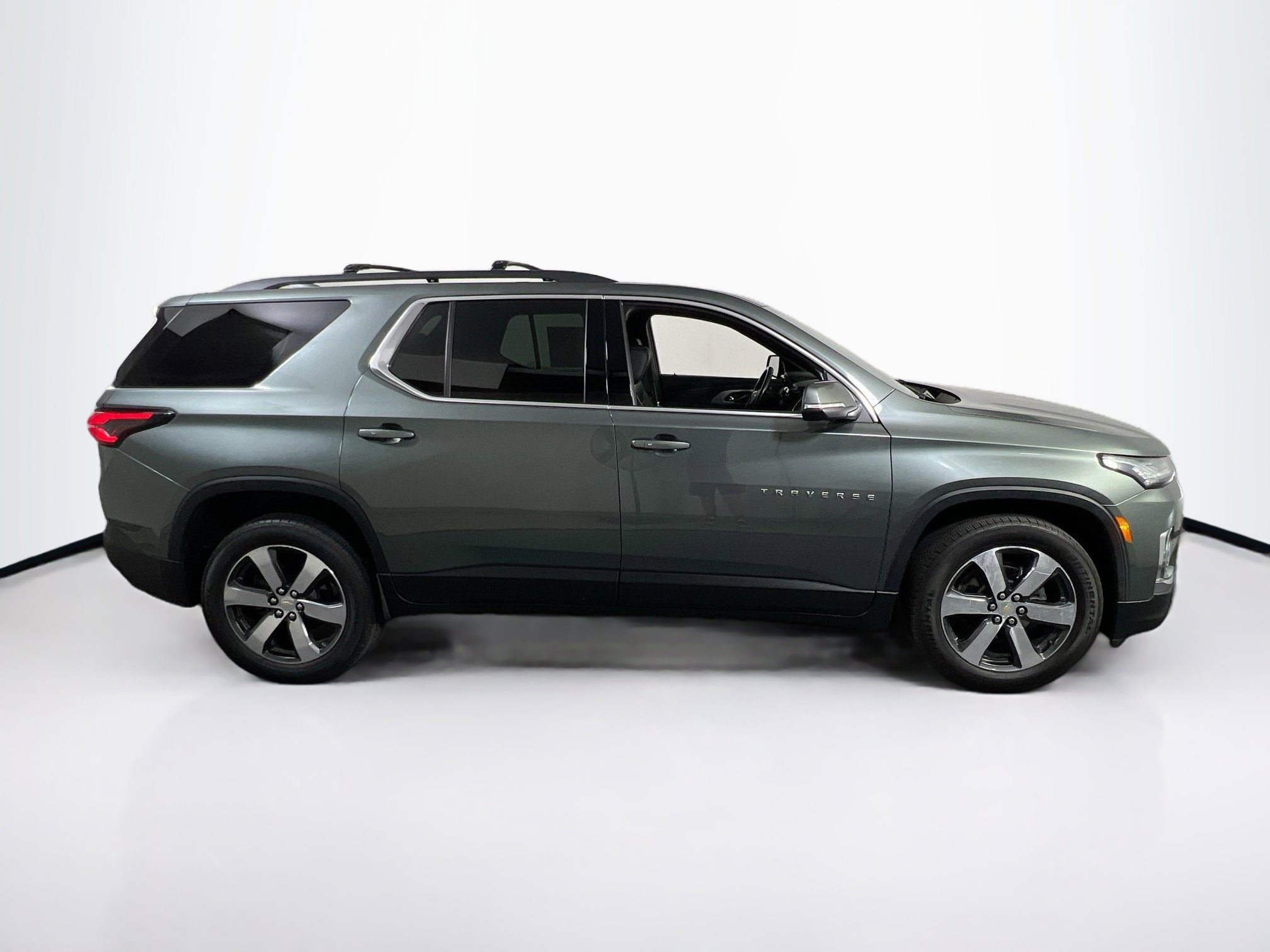 Used 2022 Chevrolet Traverse LT w/ LT Premium Package image 4