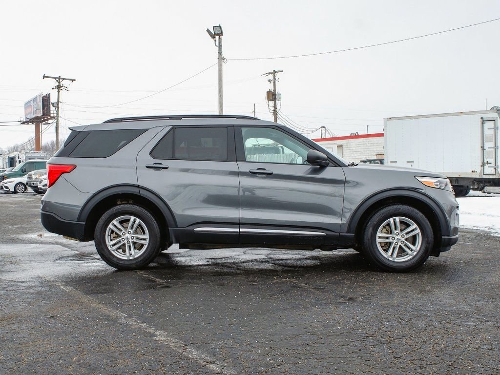 Used 2022 Ford Explorer XLT w/ Equipment Group 202A image 3