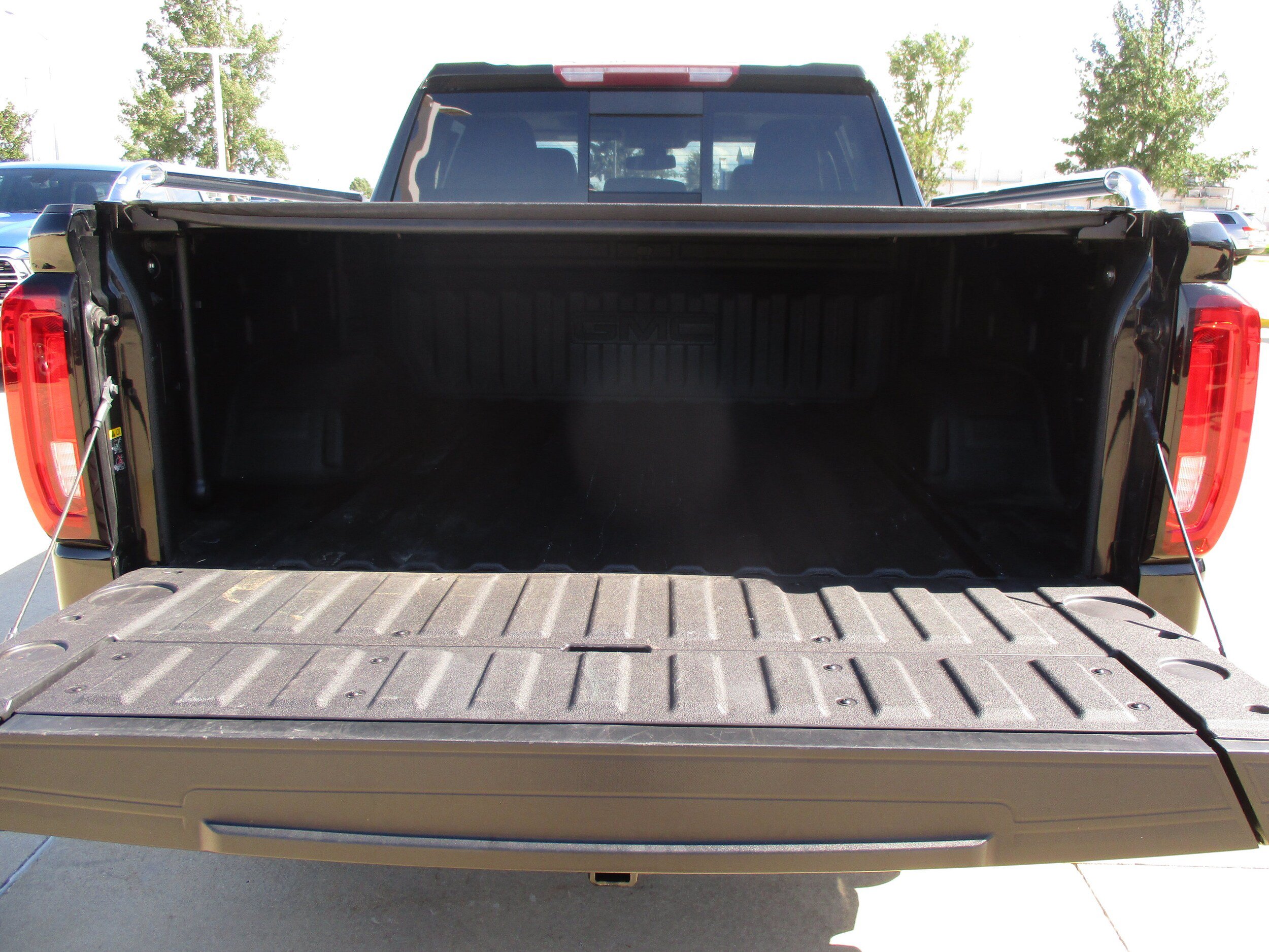 Used 2019 GMC Sierra 1500 SLT w/ SLT Premium Plus Package AWD/4WD image 7