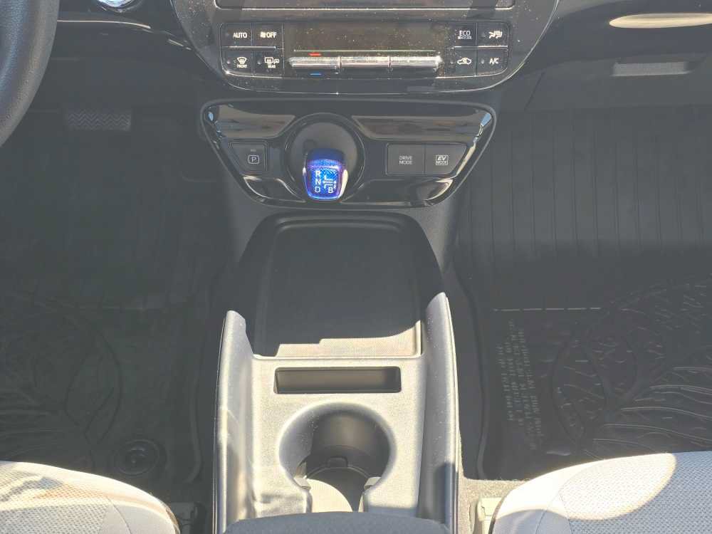 Used 2020 Toyota Prius LE AWD/4WD image 10