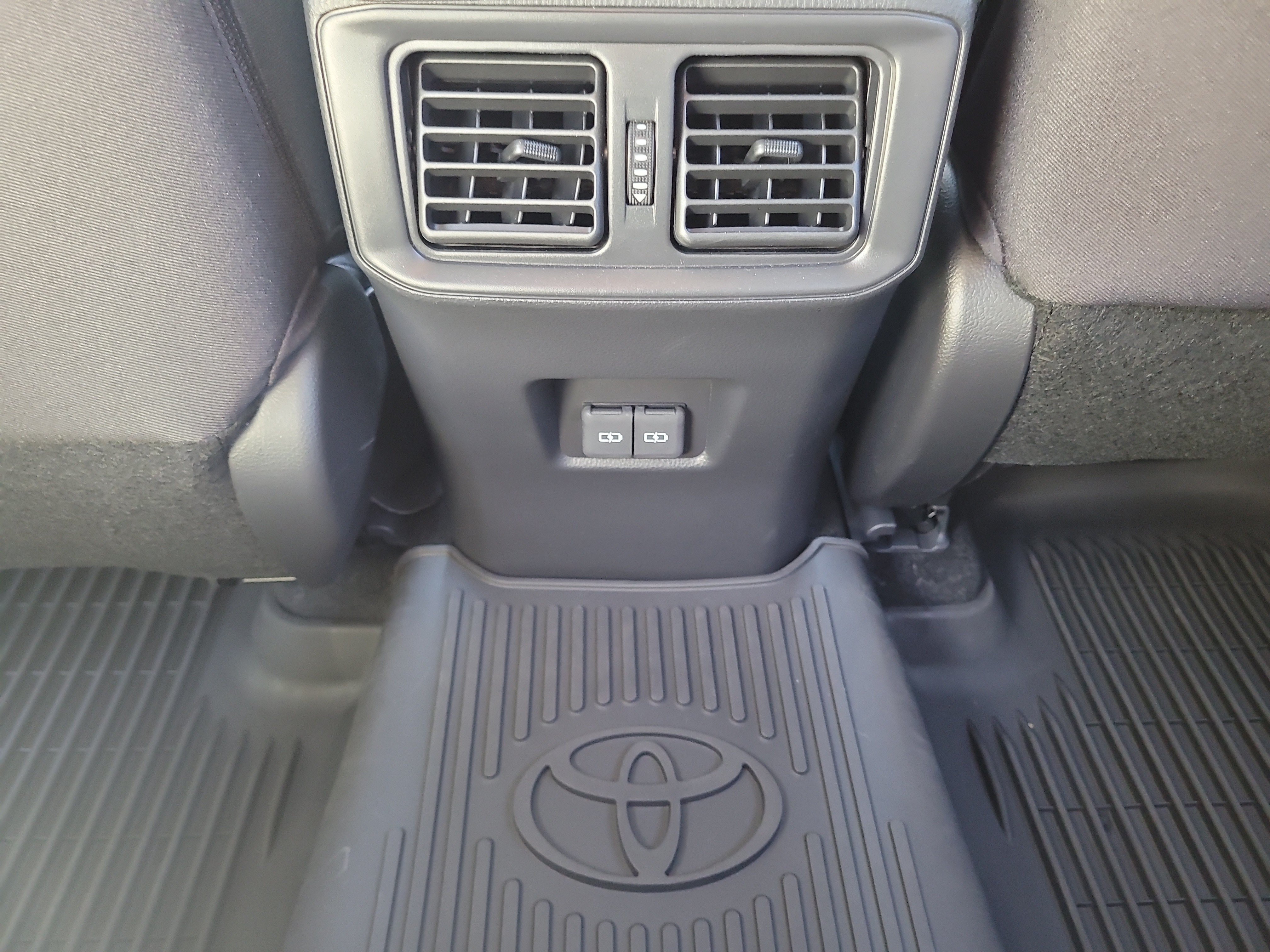 Used 2025 Toyota RAV4 XLE AWD/4WD image 17