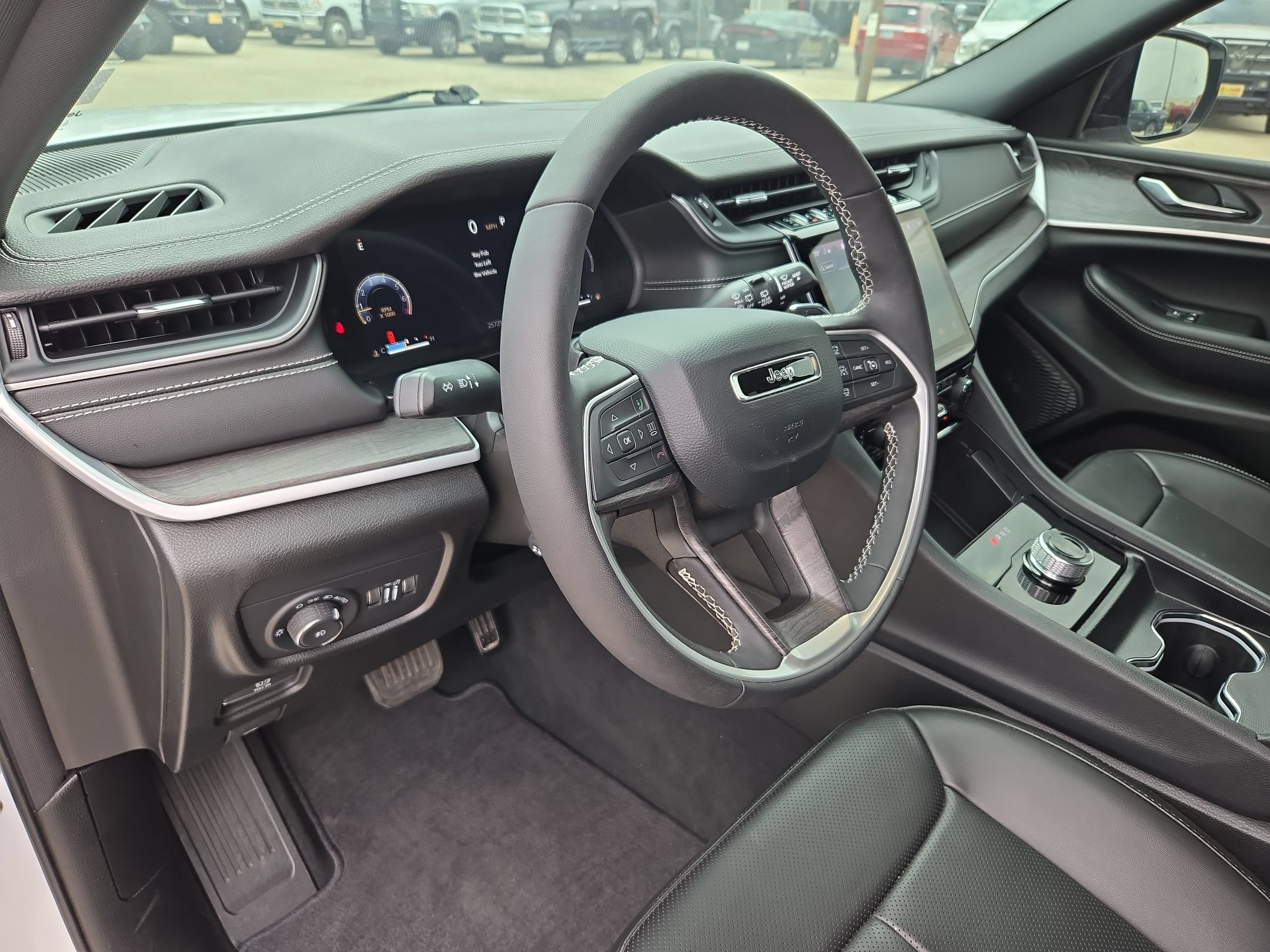 Used 2025 Jeep Grand Cherokee L Limited w/ Luxury Tech Group II RWD image 10