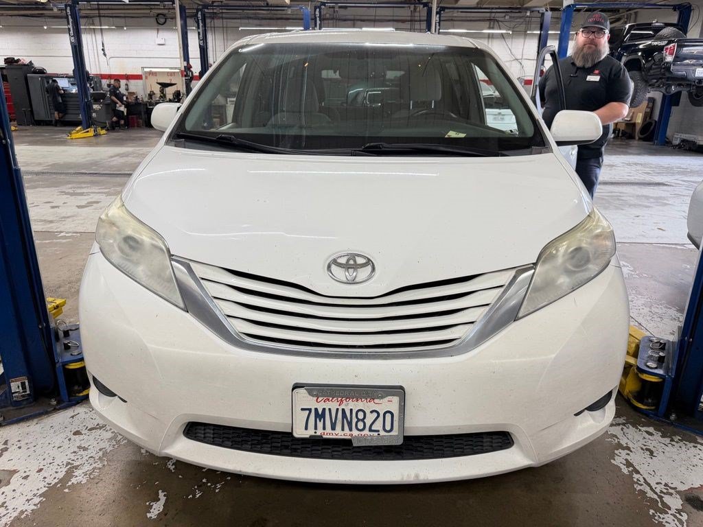 Used 2015 Toyota Sienna LE FWD image 13
