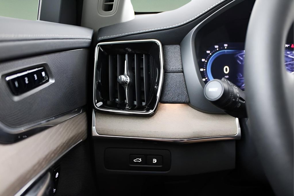 New 2025 Volvo XC90 T8 Core w/ Protection Package image 20