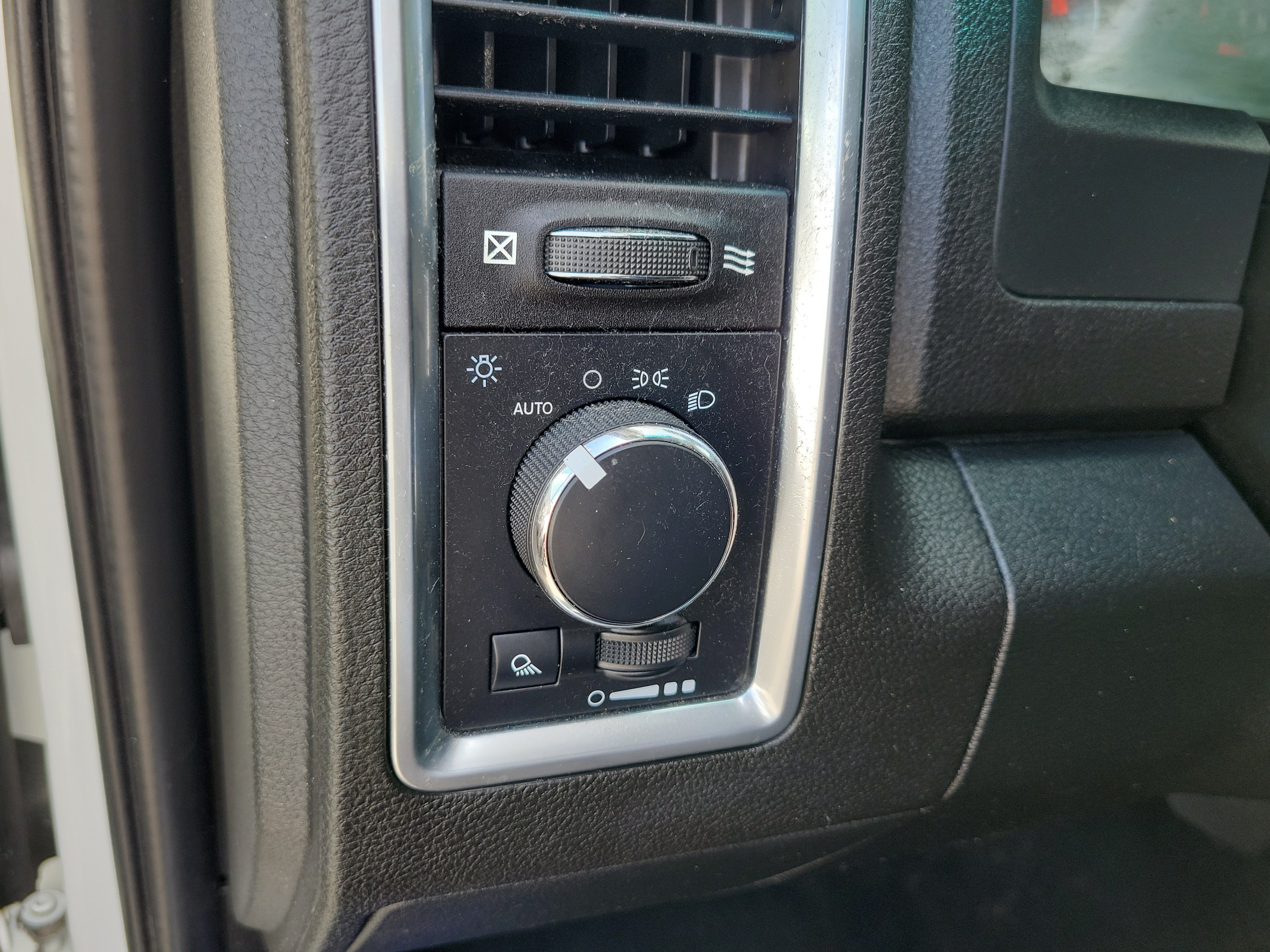 Used 2022 RAM 1500 Classic SLT AWD/4WD image 22