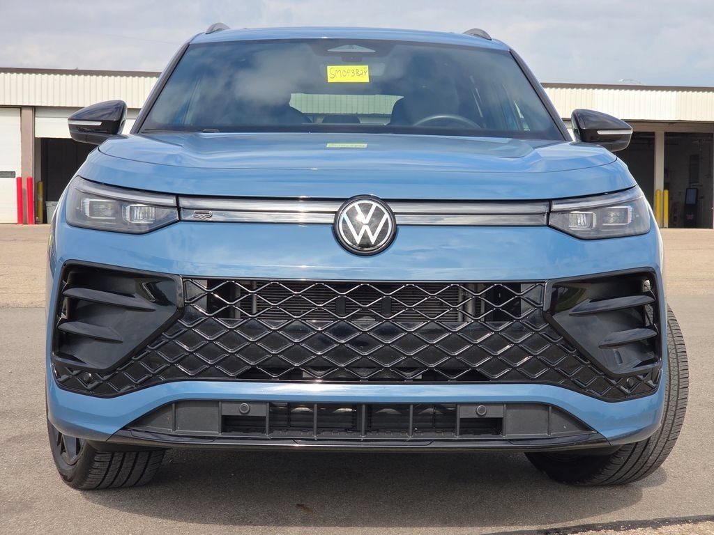Used 2025 Volkswagen Tiguan SE R-Line AWD/4WD image 3