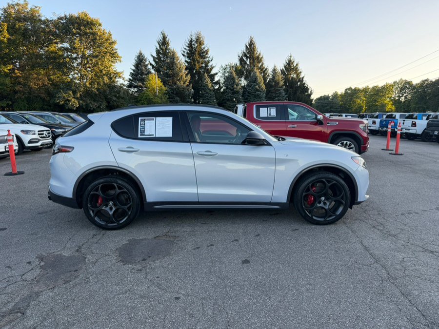 Used 2024 Alfa Romeo Stelvio Ti w/ Performance Driving Package AWD/4WD image 7