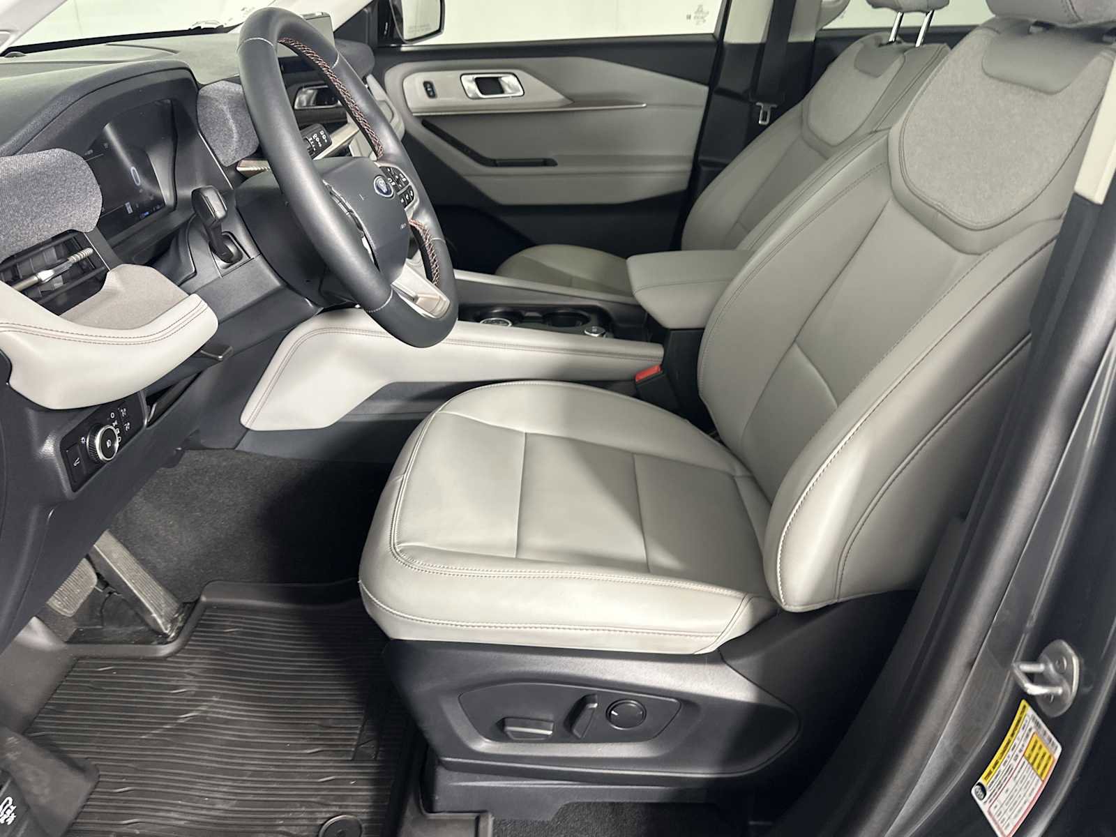 Used 2025 Ford Explorer Active w/ Active Comfort Package RWD image 7