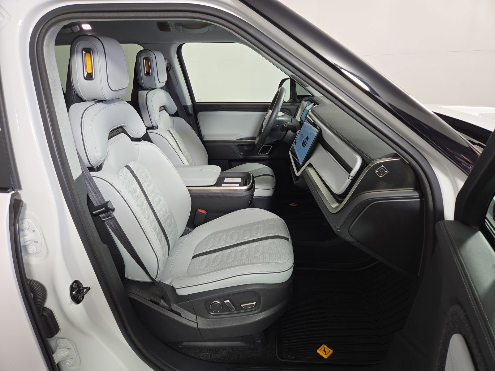 Used 2024 Rivian R1S Adventure AWD/4WD image 24