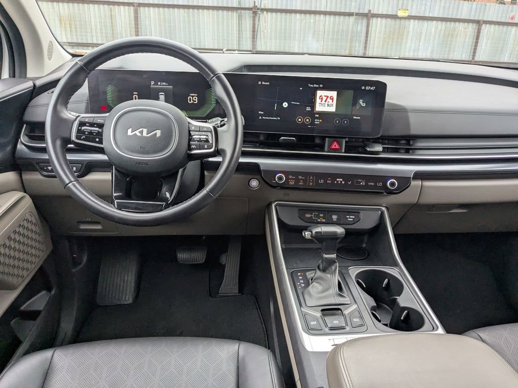 Used 2025 Kia Carnival image 24