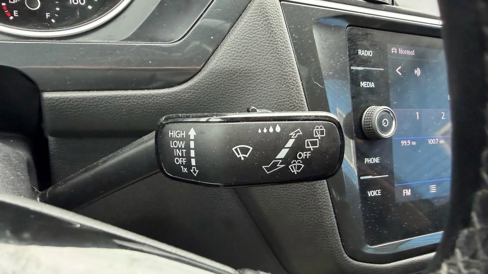 Used 2018 Volkswagen Tiguan SE w/ Panoramic Sunroof Package image 33