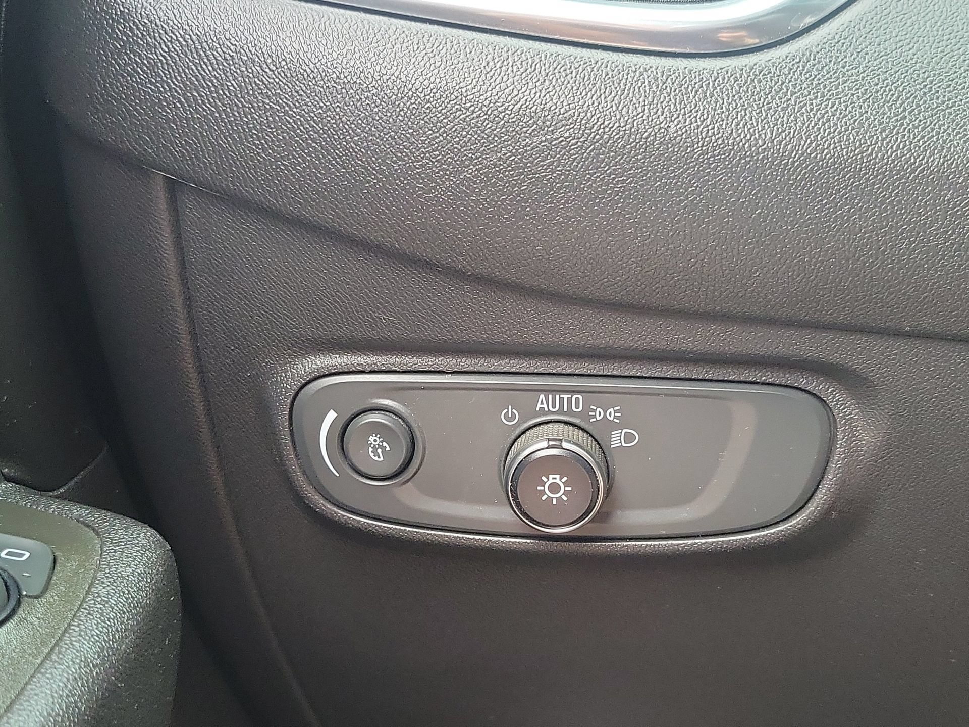 Used 2024 Chevrolet Equinox LT w/ Driver Convenience Package FWD image 11