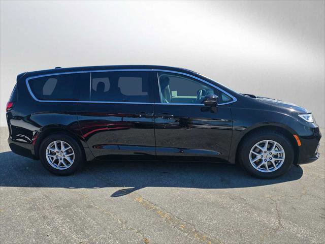 Used 2024 Chrysler Pacifica Touring-L FWD image 2