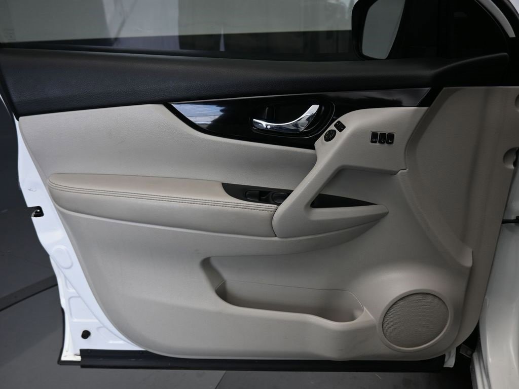 Used 2022 Nissan Rogue Sport SV w/ Technology Package image 9