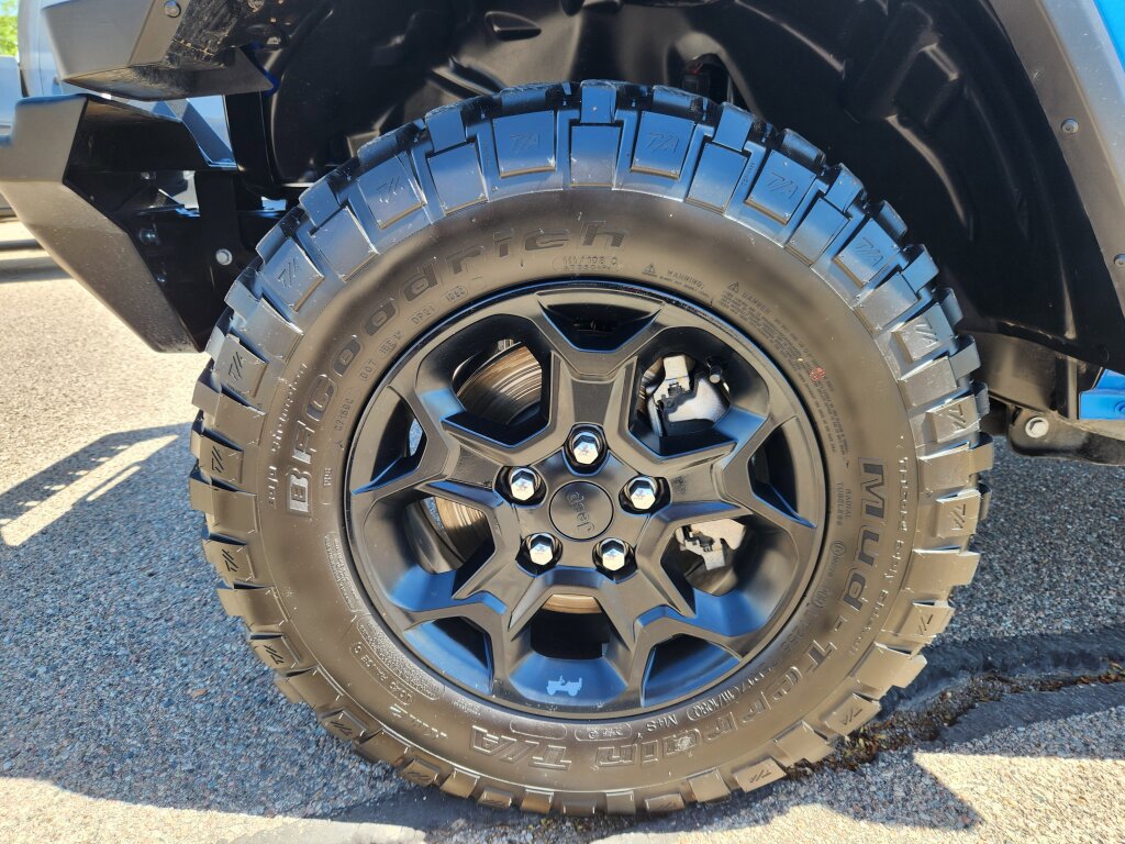 Certified 2023 Jeep Gladiator Willys AWD/4WD image 16