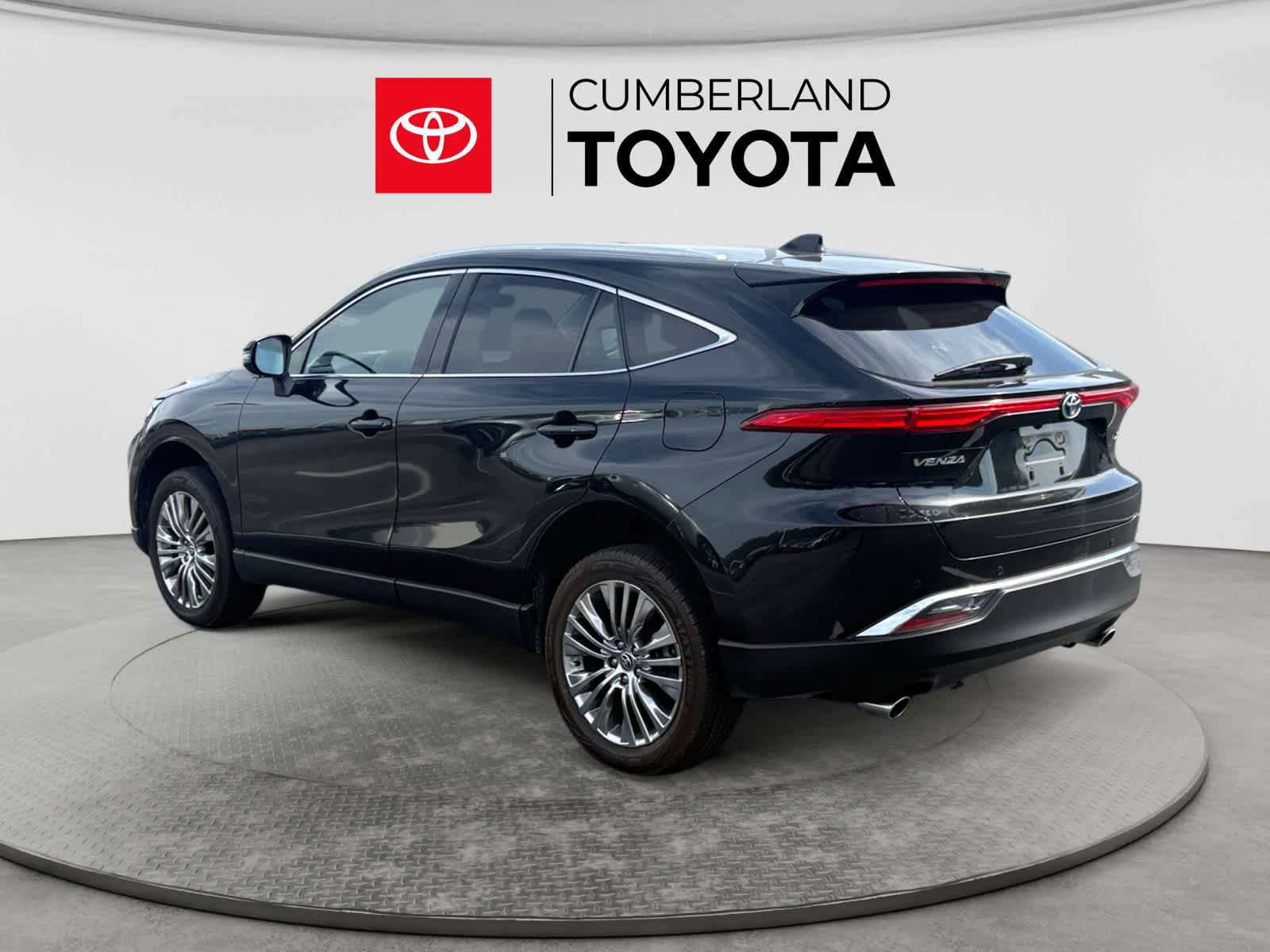 Used 2024 Toyota Venza XLE AWD/4WD image 3