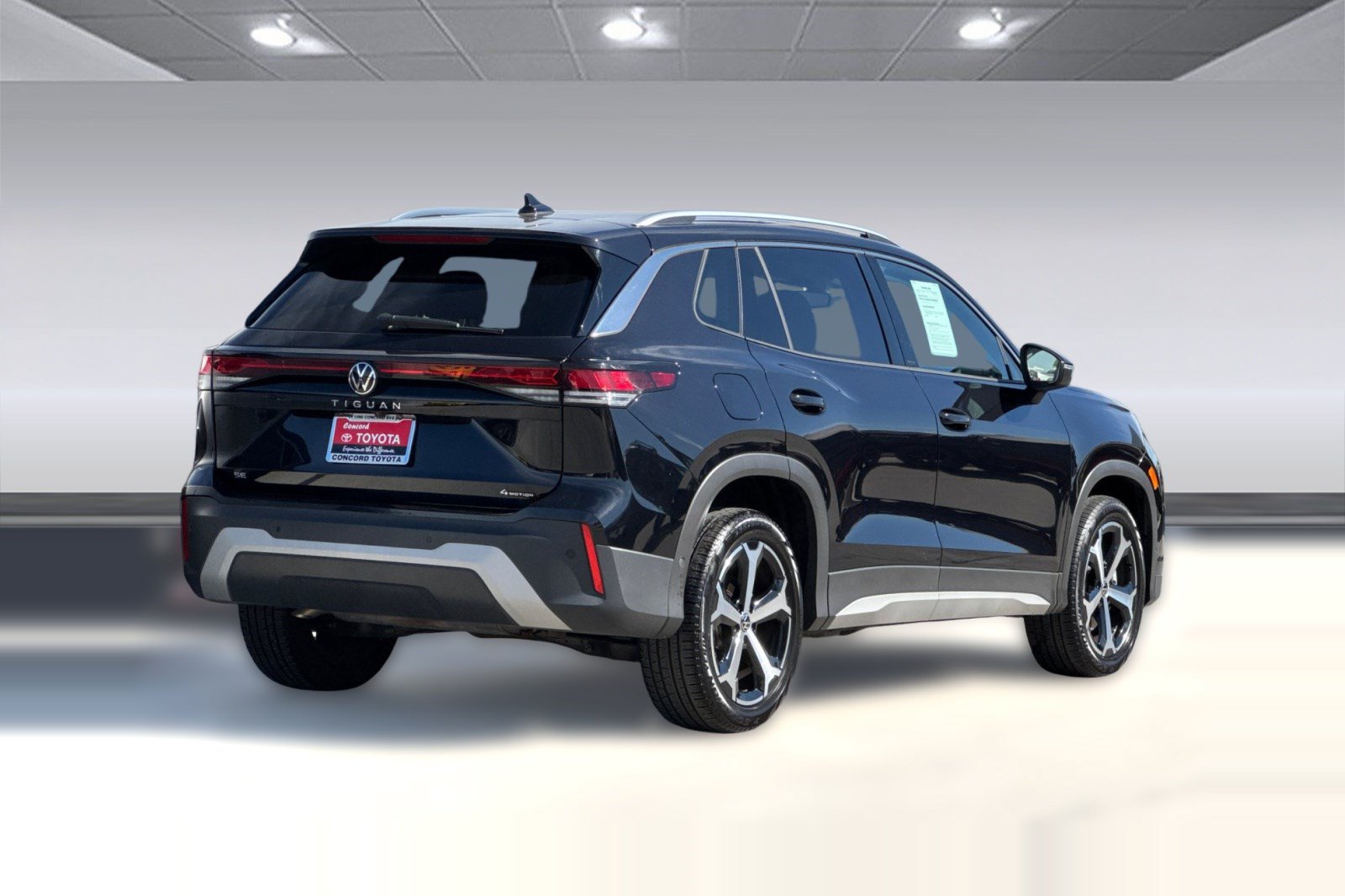 Used 2026 Volkswagen Tiguan SE AWD/4WD image 9