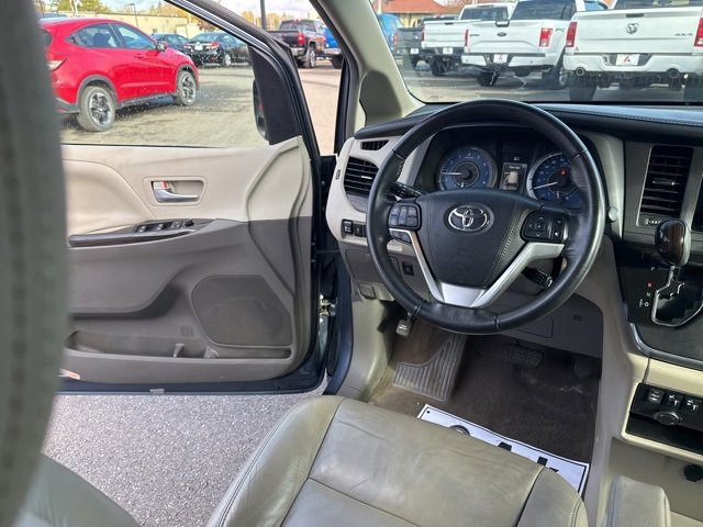 Used 2017 Toyota Sienna XLE image 19