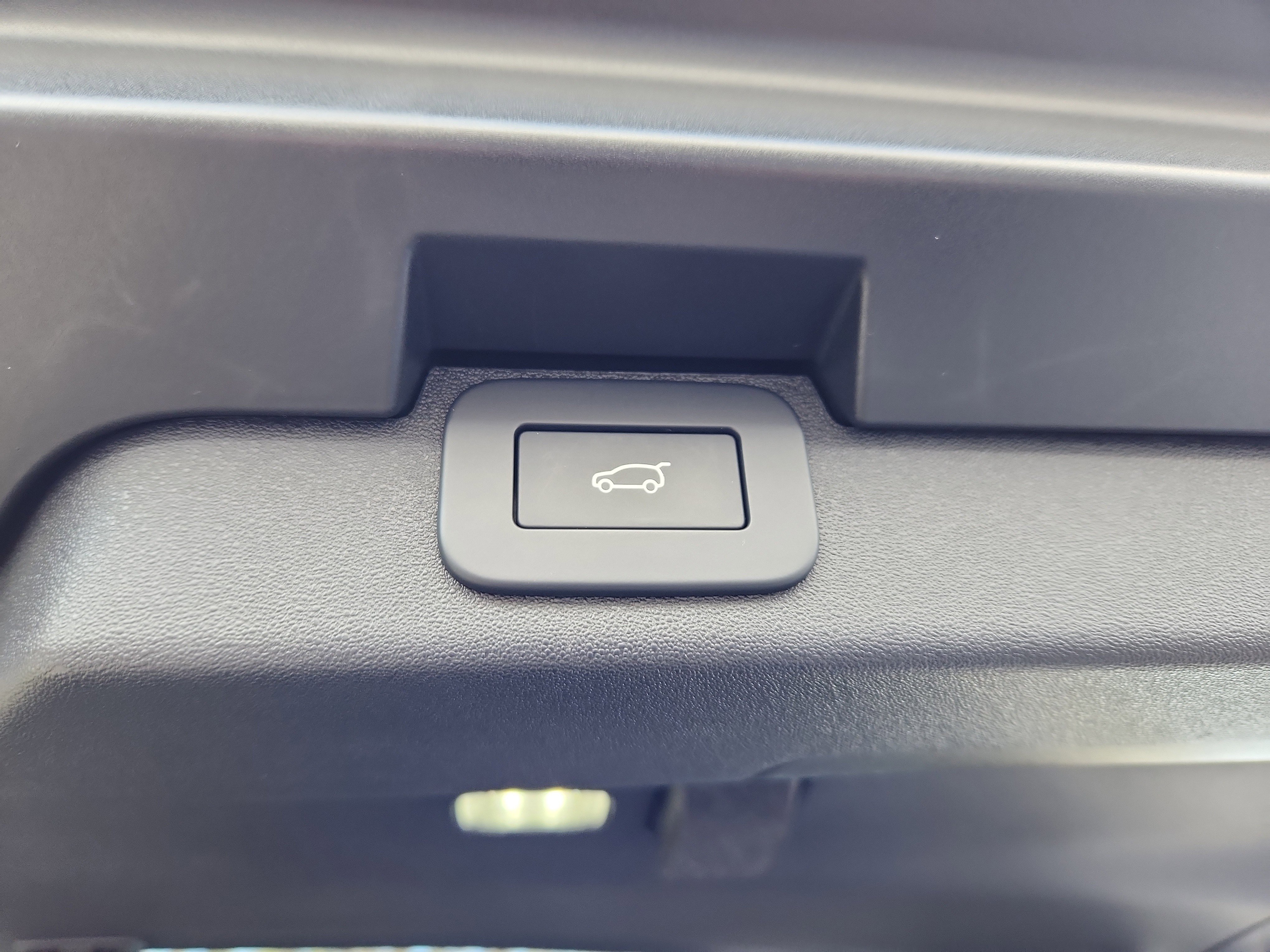 Certified 2024 Land Rover Discovery Dynamic SE image 14