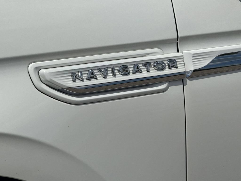 Certified 2023 Lincoln Navigator Reserve AWD/4WD image 10
