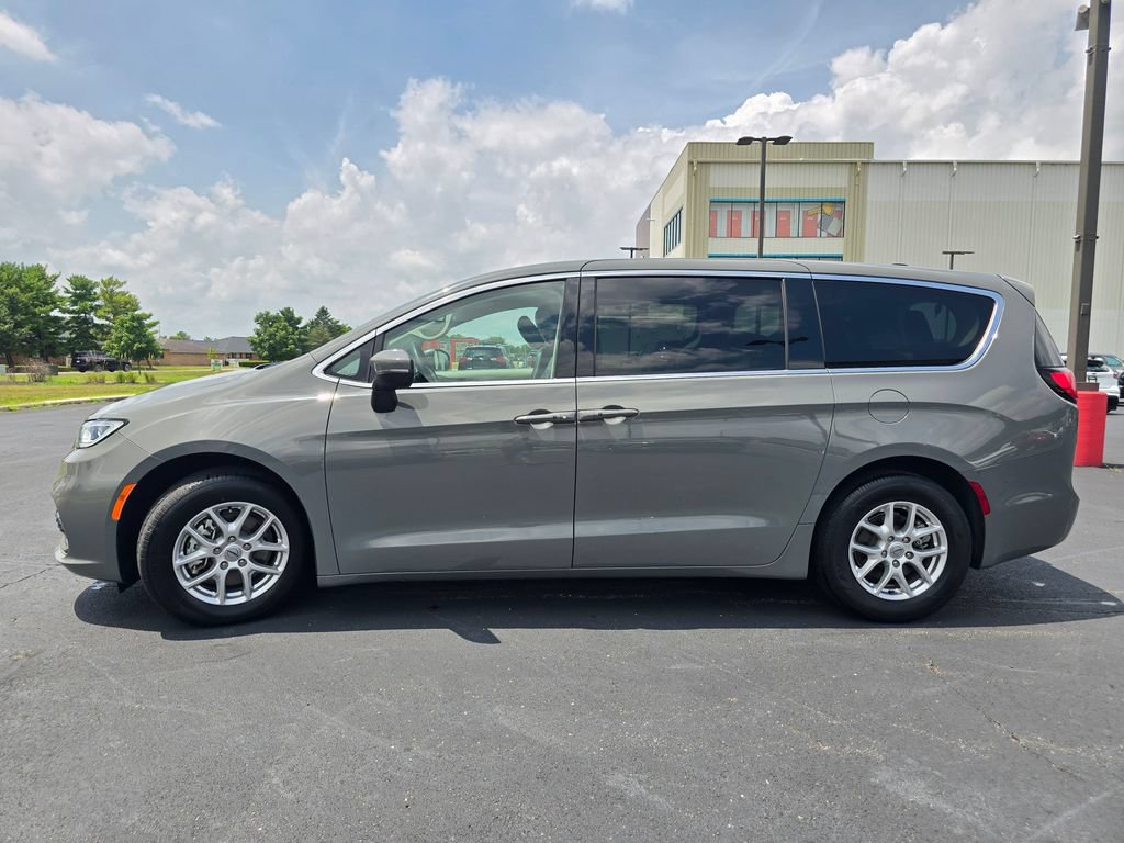 Used 2023 Chrysler Pacifica Touring-L FWD image 5