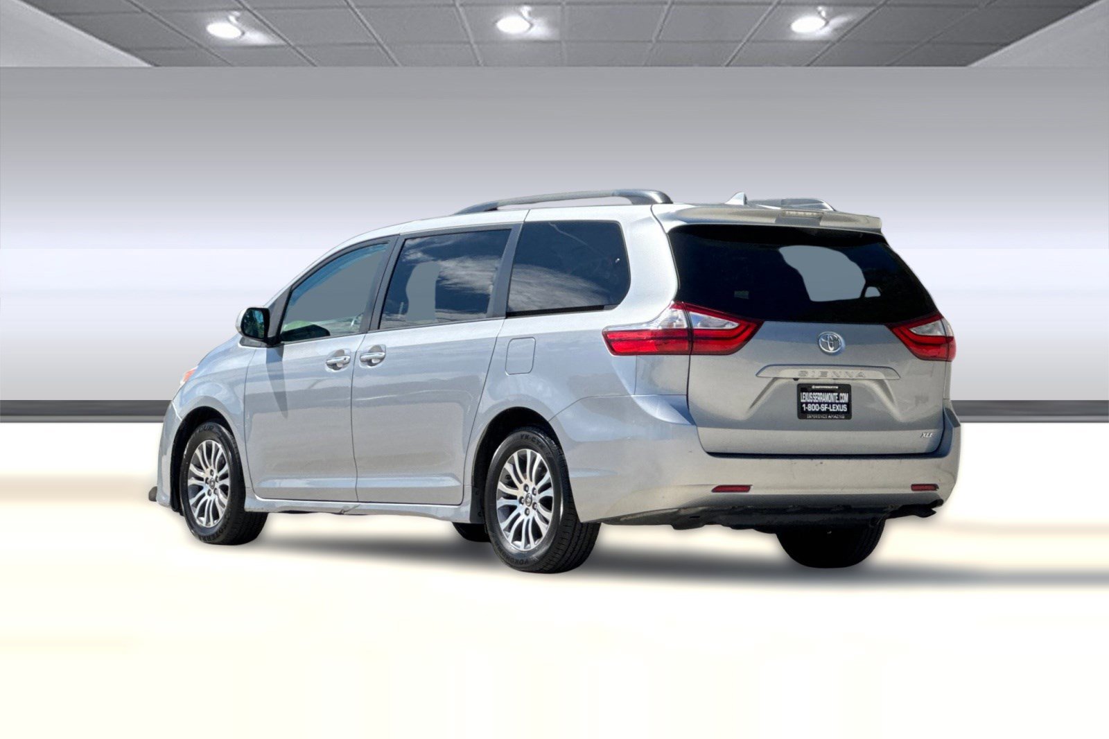 Used 2018 Toyota Sienna XLE FWD image 3