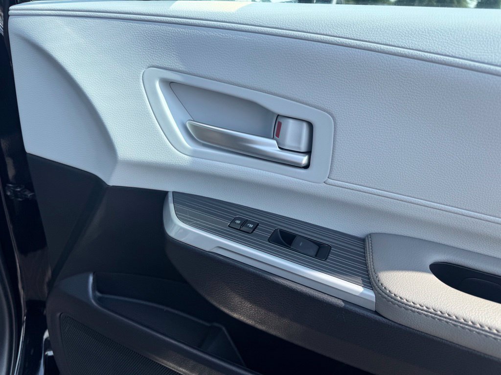 Used 2026 Toyota Sienna XLE FWD image 17