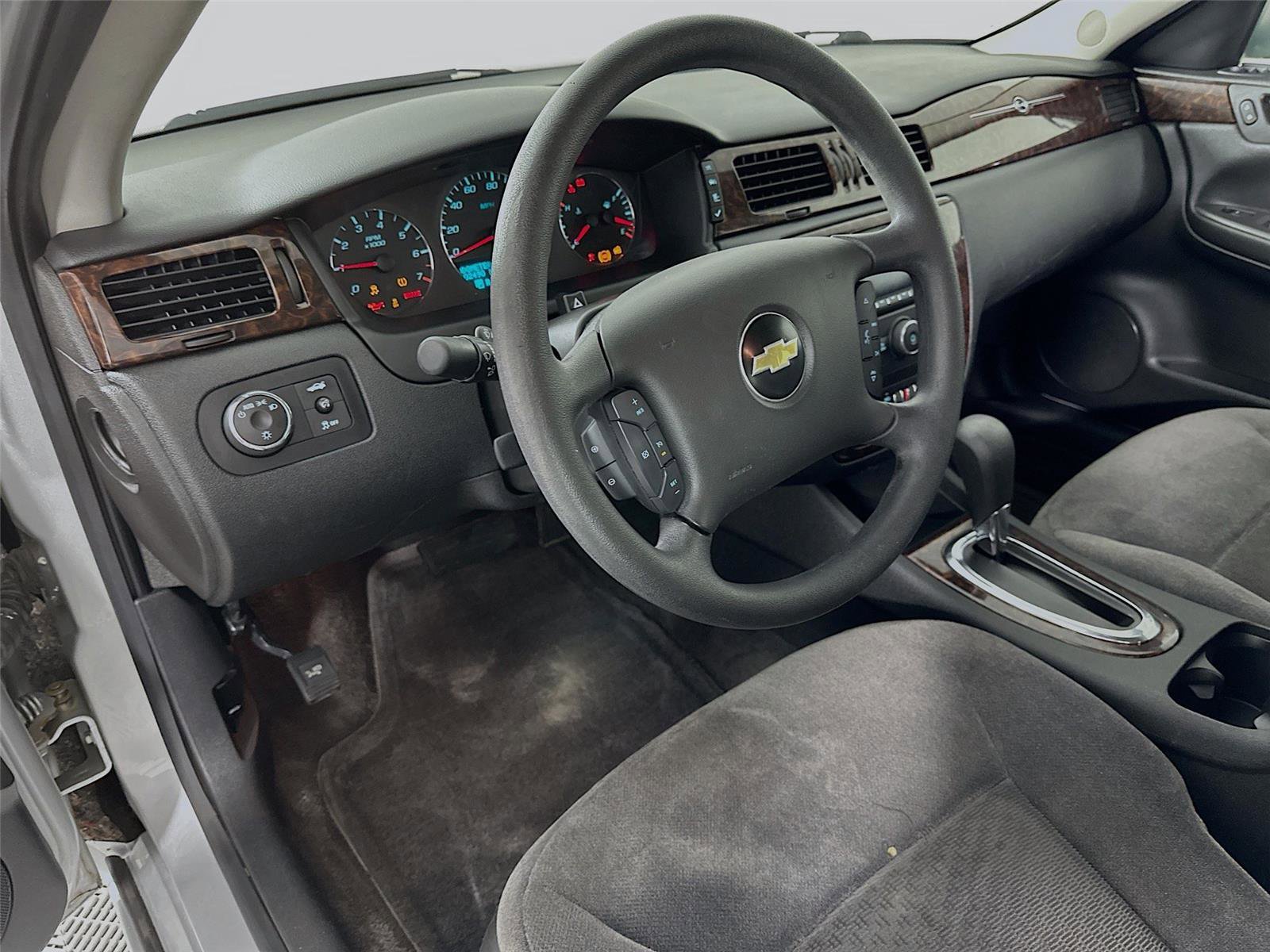 Used 2015 Chevrolet Impala LT image 9