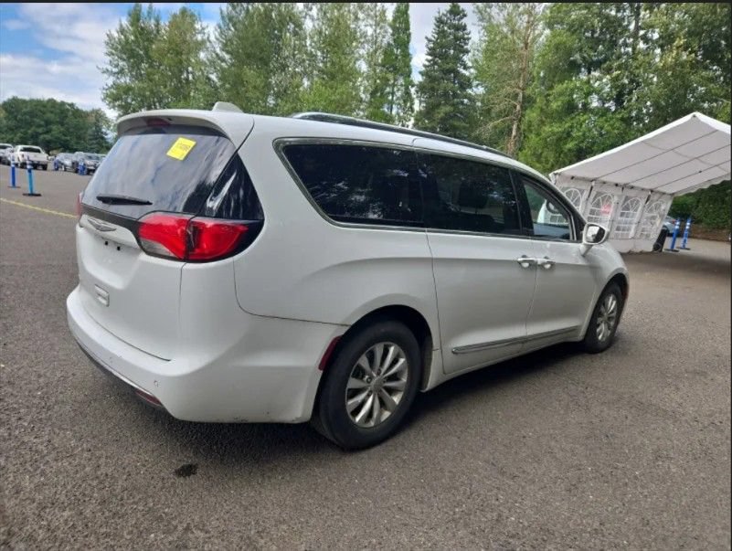 Used 2019 Chrysler Pacifica Touring-L FWD image 5