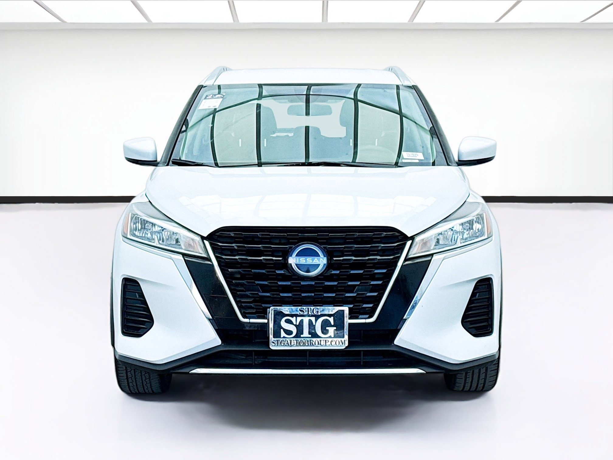 Used 2022 Nissan Kicks SV image 2