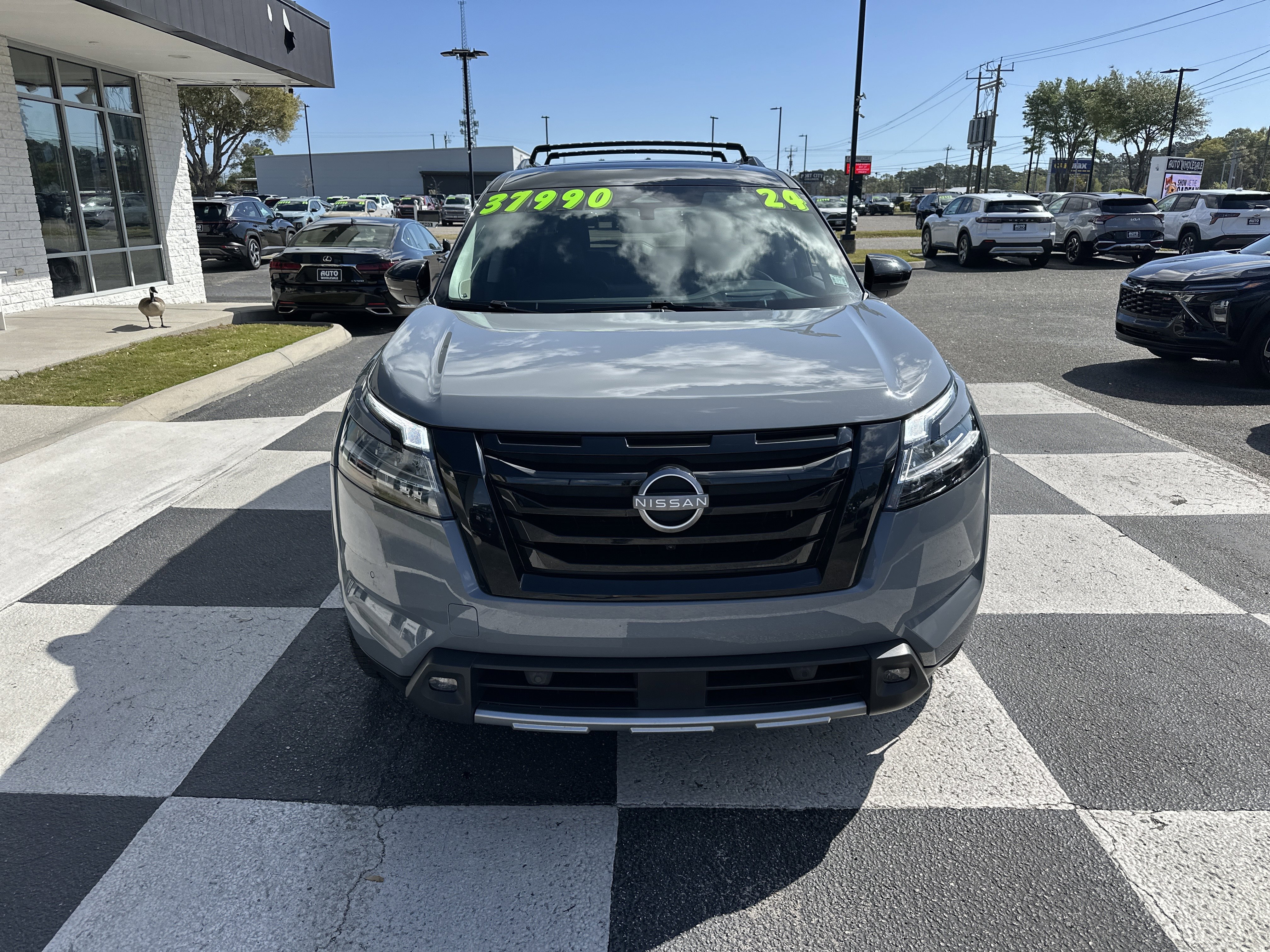 Used 2024 Nissan Pathfinder Platinum AWD/4WD image 2