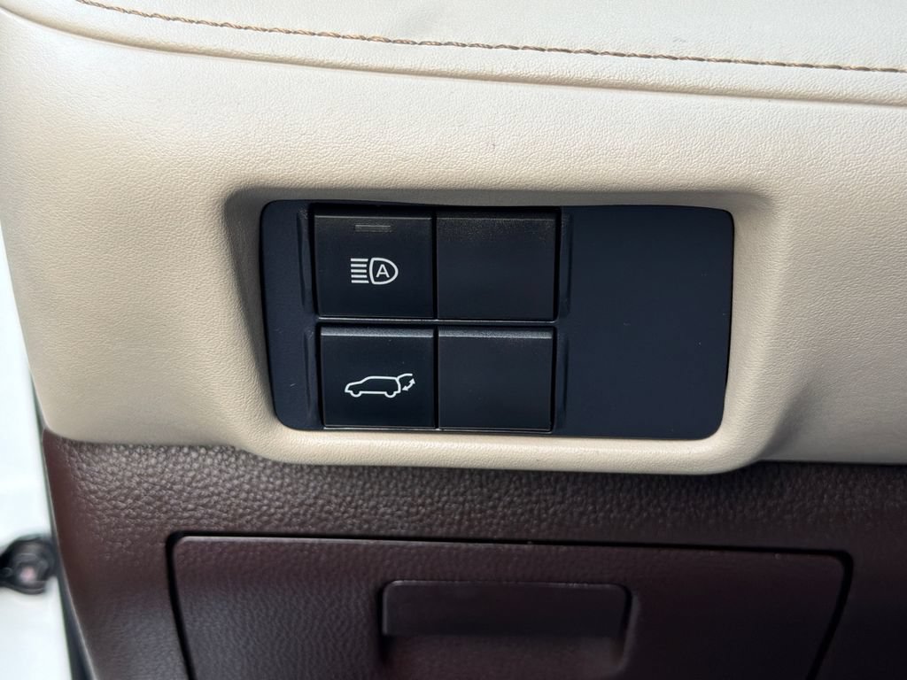 Used 2021 Toyota Highlander XLE AWD/4WD image 25