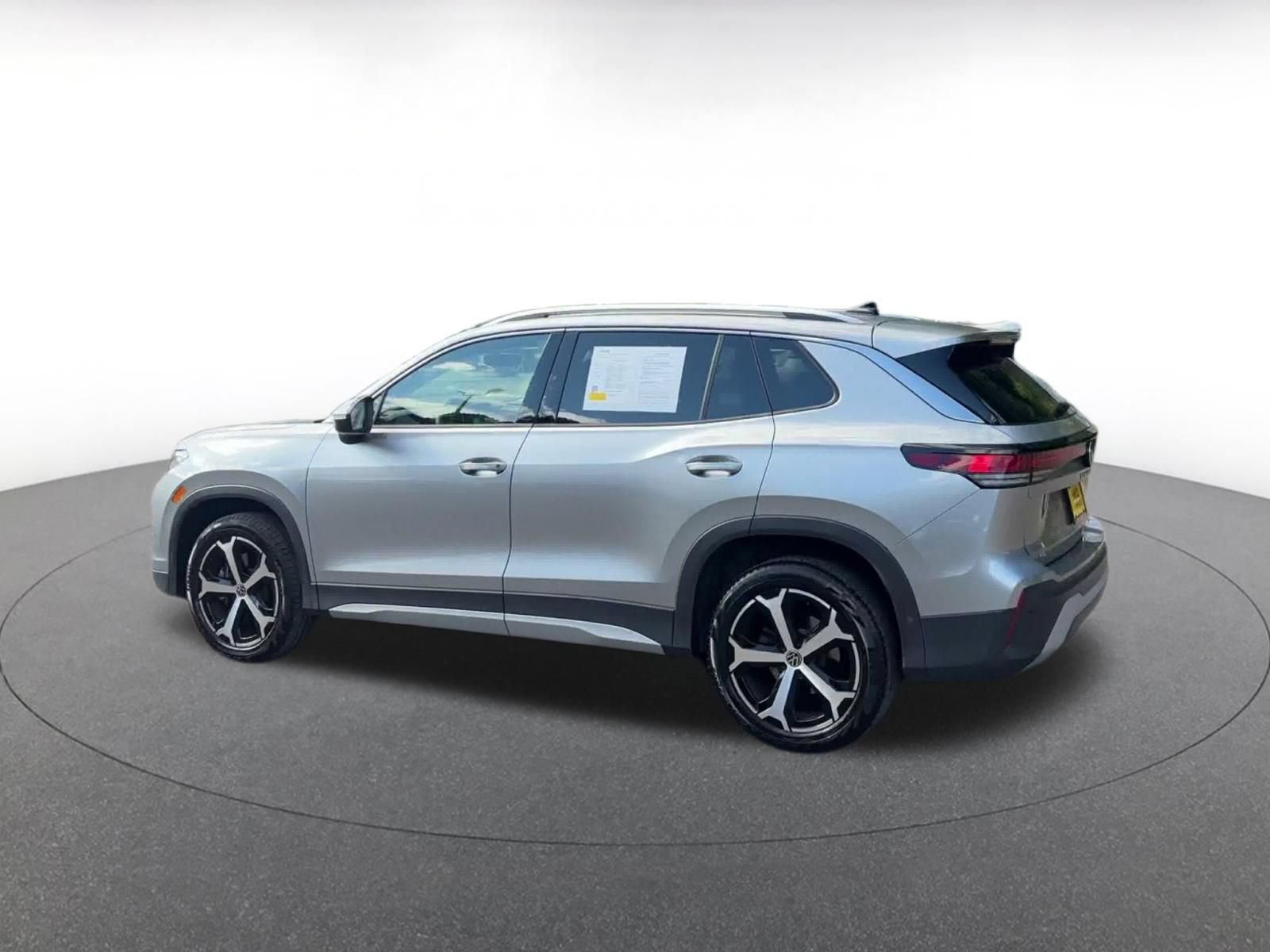 Used 2026 Volkswagen Tiguan SE AWD/4WD image 9