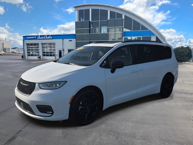 Used 2025 Chrysler Pacifica Limited