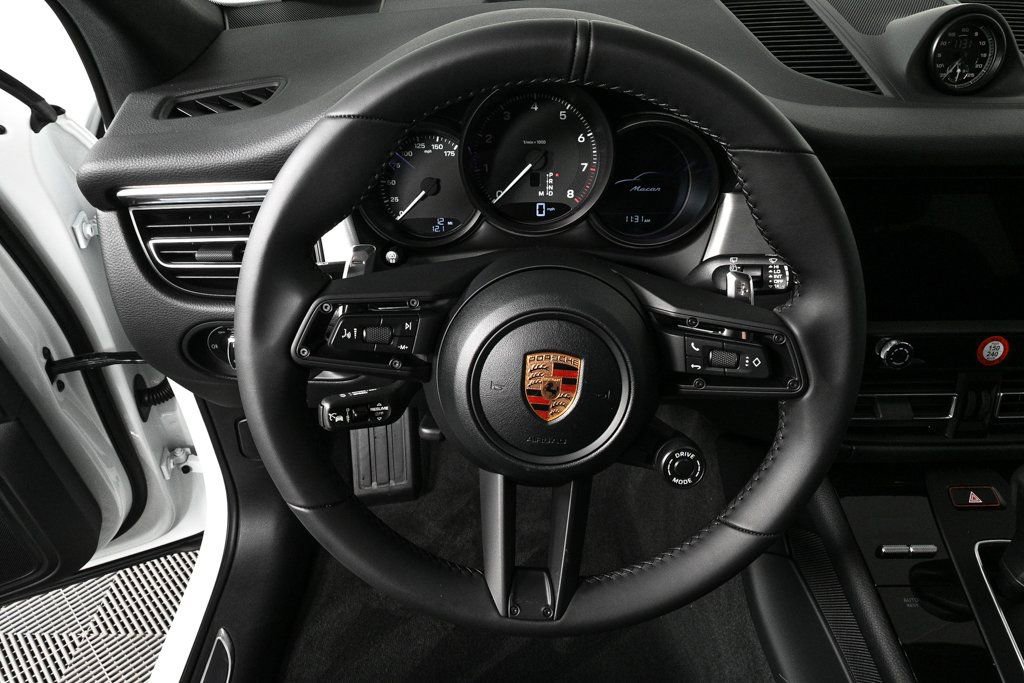 Certified 2026 Porsche Macan AWD/4WD image 9