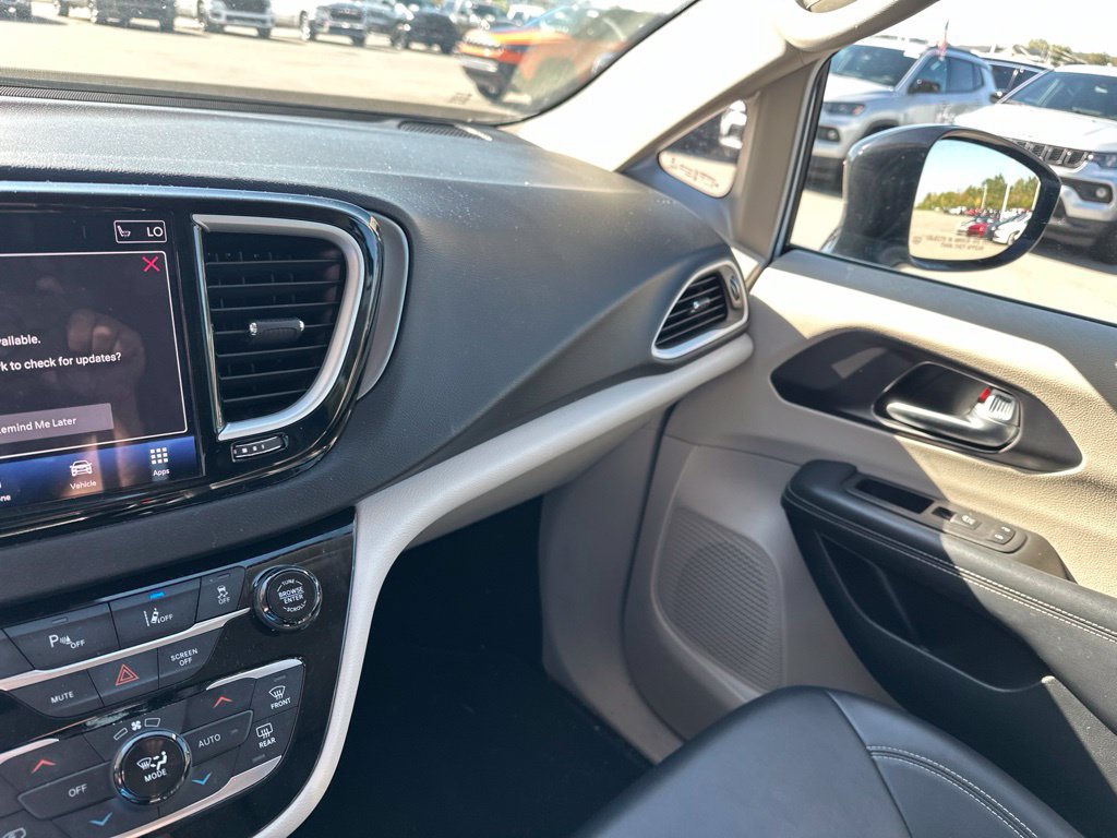 Used 2024 Chrysler Pacifica Touring-L FWD image 16