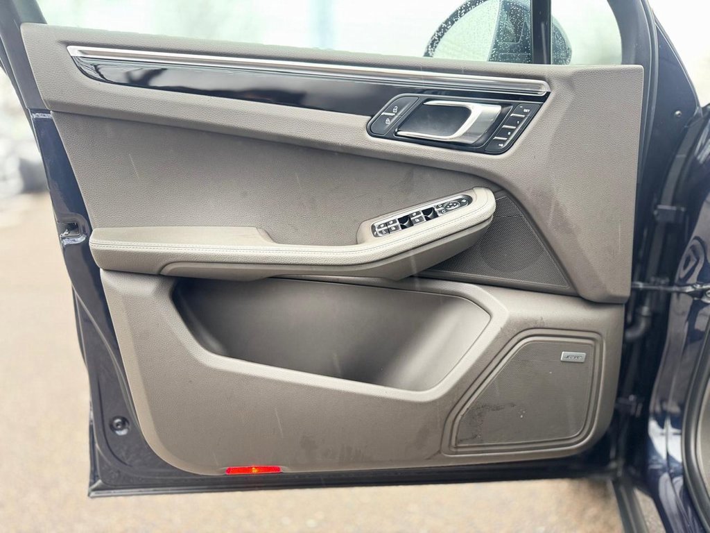 Used 2022 Porsche Macan w/ Premium Package Plus image 12