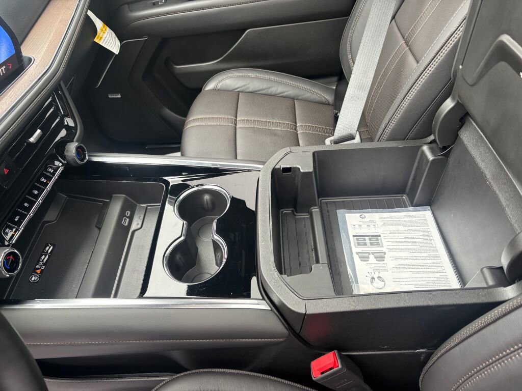 Used 2025 Chevrolet Suburban High Country image 19