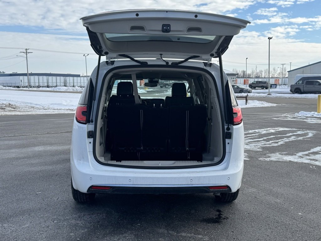 Used 2024 Chrysler Pacifica Touring-L image 10