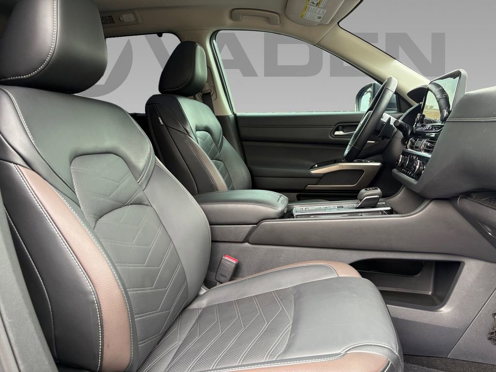 Used 2025 Nissan Pathfinder Platinum FWD image 10