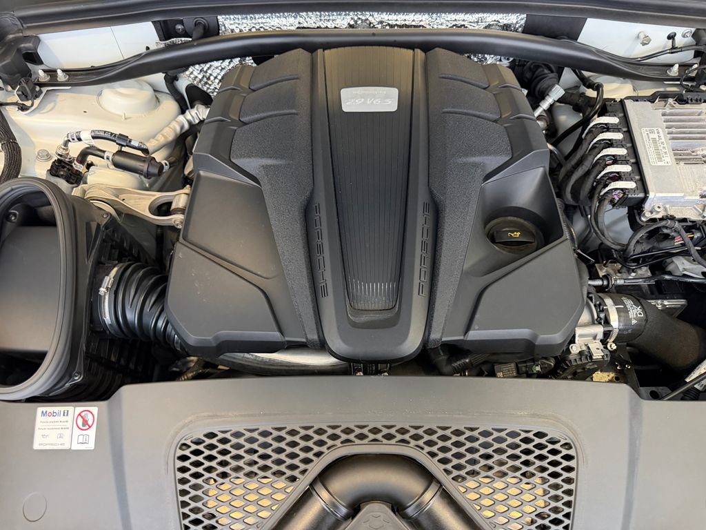 Certified 2024 Porsche Macan S AWD/4WD image 28