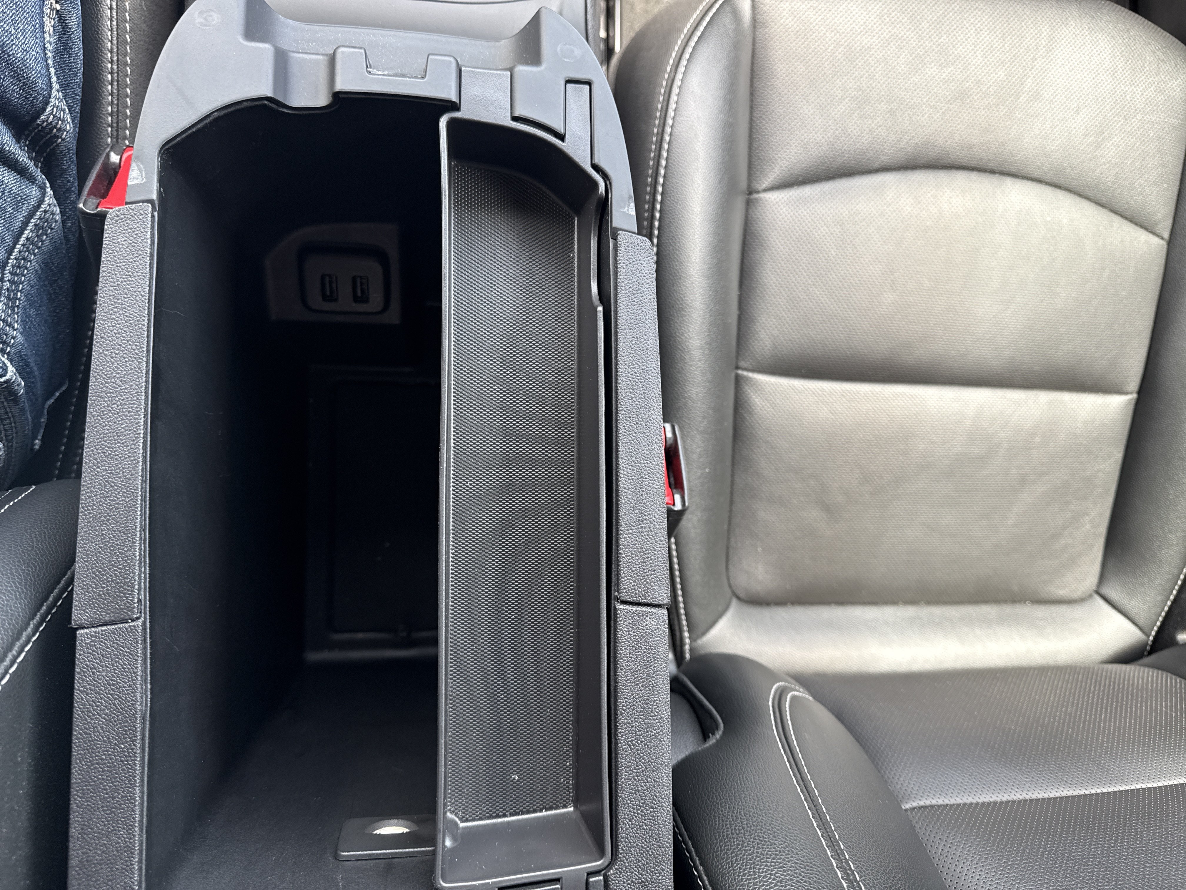 Used 2024 GMC Terrain SLT FWD image 32