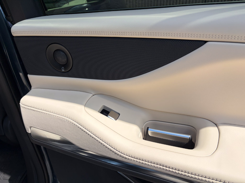 New 2027 Lincoln Navigator Premiere AWD/4WD image 32