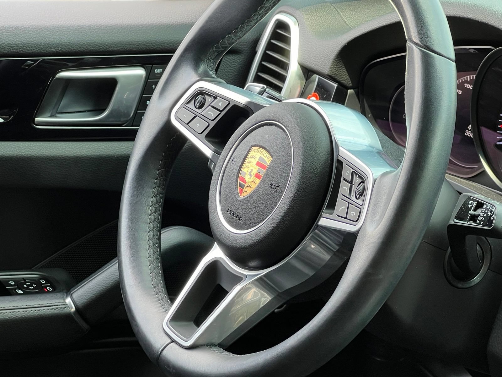 Certified 2023 Porsche Cayenne Platinum Edition AWD/4WD image 35